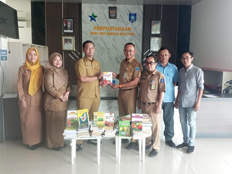 Penyerahan Hibah Buku Oleh Dinas Pertanian dan Ketahanan Pangan Prov. Kep. Babel Kepada DKPUS Babel.
