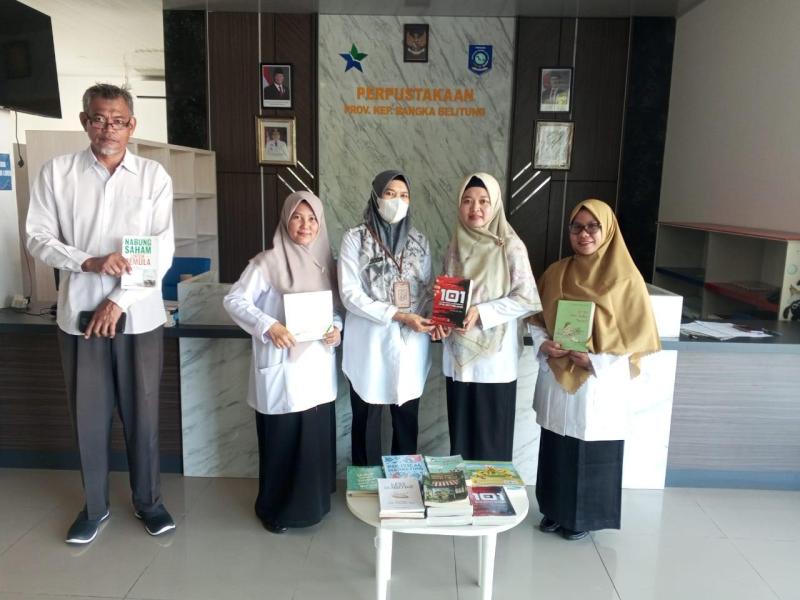 Penyerahan Hibah Buku Dari Dinas Perindustrian dan Perdagangan Prov. Babel ke DKPUS Babel