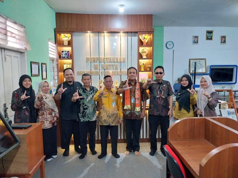 Tim Assesor DKPUS Babel Melakukan Pembinaan ke Perpustakaan SMAN 1 Pangkalpinang