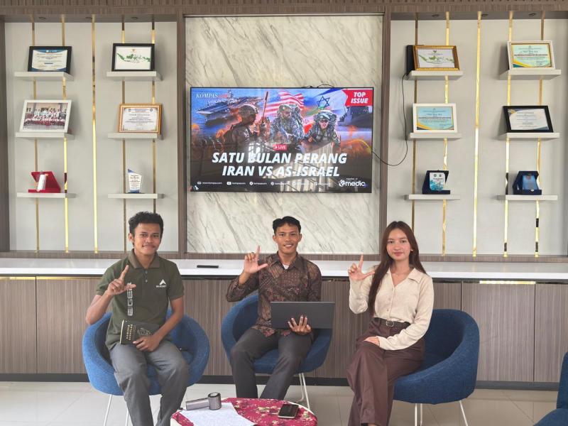 Mahasiswa UBB Melakukan Penyusunan Tugas Podcast di Perpusprov Babel