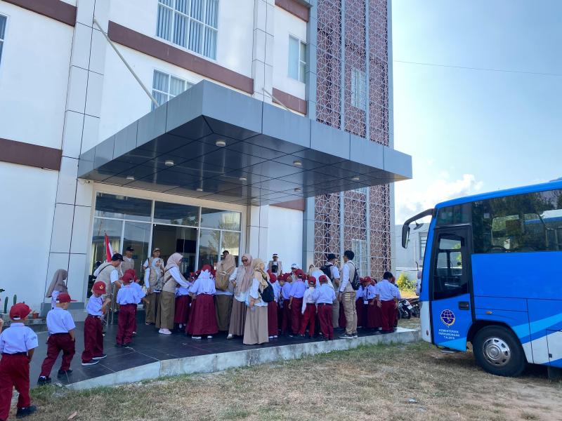 SD Negeri 28 Pangkalpinang Kunjungi Gedung Layanan Perpustakaan Daerah Provinsi Kepulauan Bangka Belitung