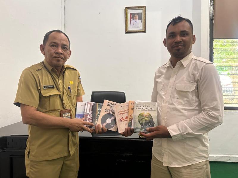 Dosen UBB Kembali Serahkan Koleksi Pribadi untuk Perpustakaan Provinsi Kepulauan Bangka Belitung