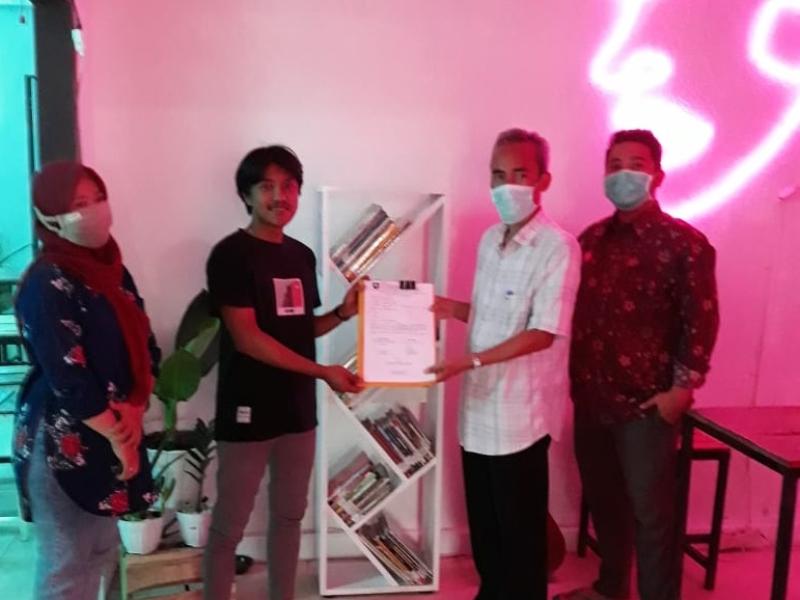 Melalui “Pojok Baca Sekaput” Asyraf Titipkan 200 Buku ke Warkop Joni dan Yumin