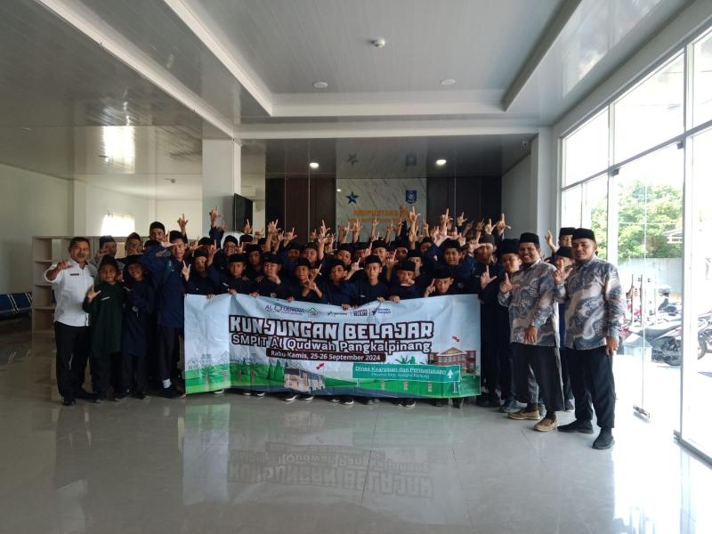 100 Siswa SMP IT AL Qudwah Pangkalpinang Semangat Belajar di Perpusprov