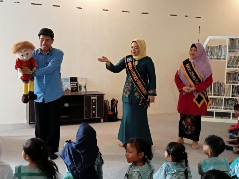 Bunda Literasi Babel Ajak Puluhan Anak TK di Muntok Bernyanyi