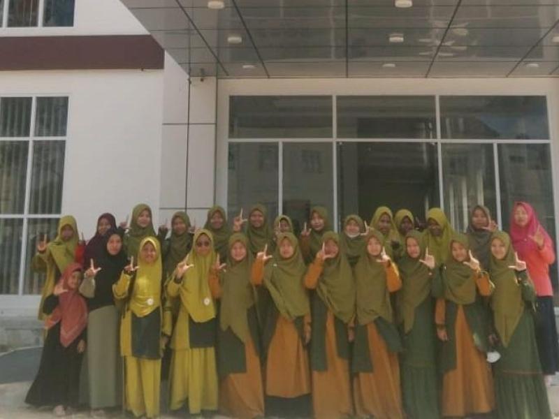 Sambangi Perpusprov, Ternyata Santri SMP IT Madinatunnajah Senang Buku-buku Sains 