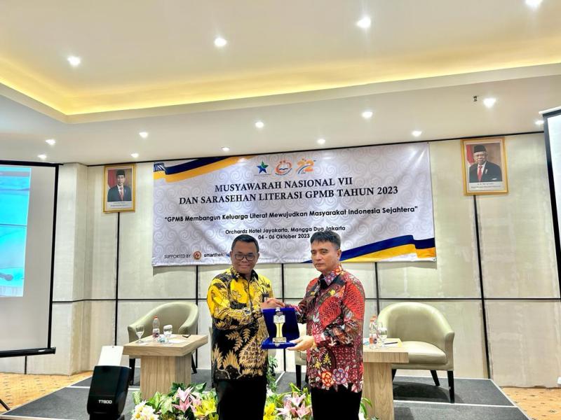 Kepala DKPUS Babel Rakhmadi Terima Penghargaan Sandya Praditya dari PP GPMB 