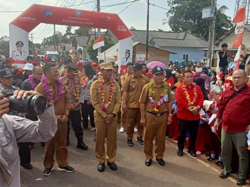 Kepala DKPUS Rakhmadi Turut Dikalungi Bunga saat Hadiri Giat 'Gule Kabung' Pj Gubernur di Desa Bukit Terap