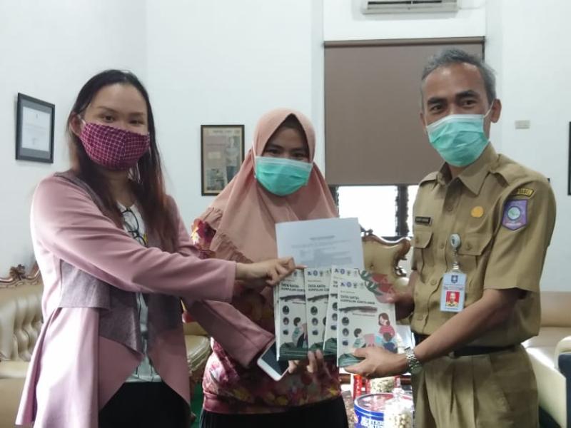 Asyraf Terima Sumbangan Buku Cerita Anak Karya Mahasiswa UBB, Gunakan Tiga Bahasa