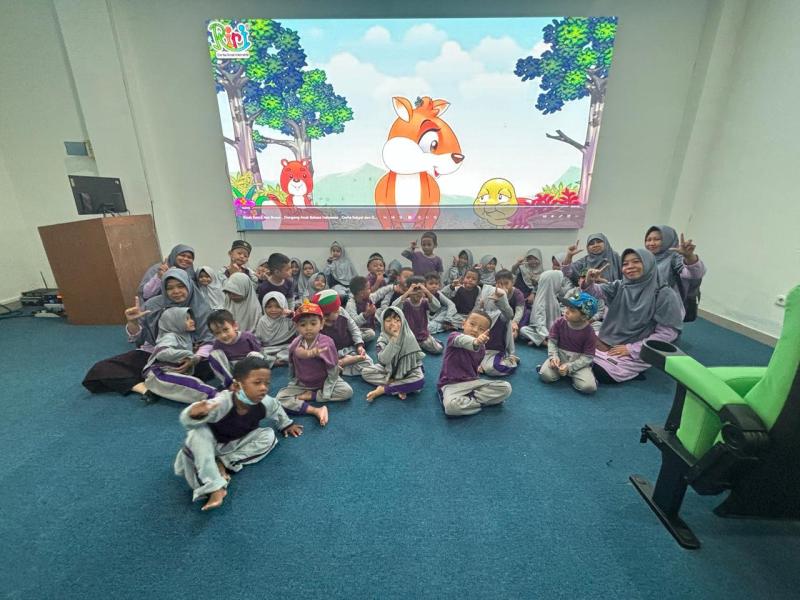 Anak-anak TK Berlian Semangat dengarkan Dongeng di Perpusprov 