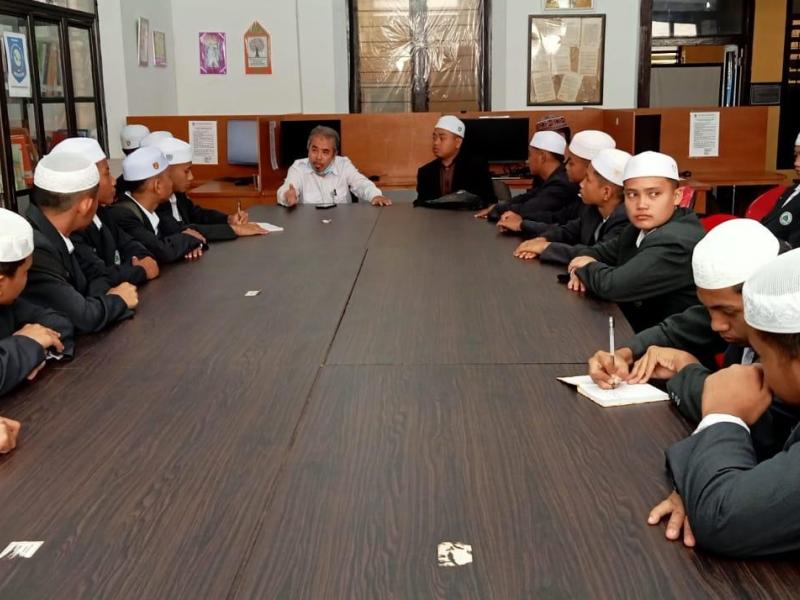 Giliran Santri Kelas IXb At-Toybah Sambangi Perpusprov