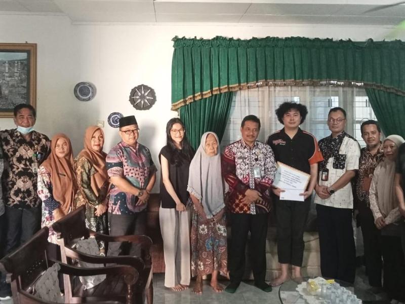 Keluarga Alm Beben Terharu Menerima Santunan ASN Peduli Babel dan KORPRI 