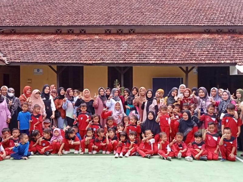 Siswa dan Ortu TK Pembina Puding Besar Dikenalkan dengan Perpusprov Babel