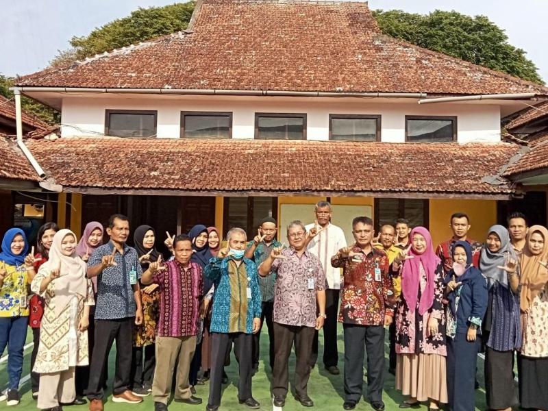 Purna Bakti dari ASN, Padli Dilepas Kadis Bersama Pegawai DKPUS Babel