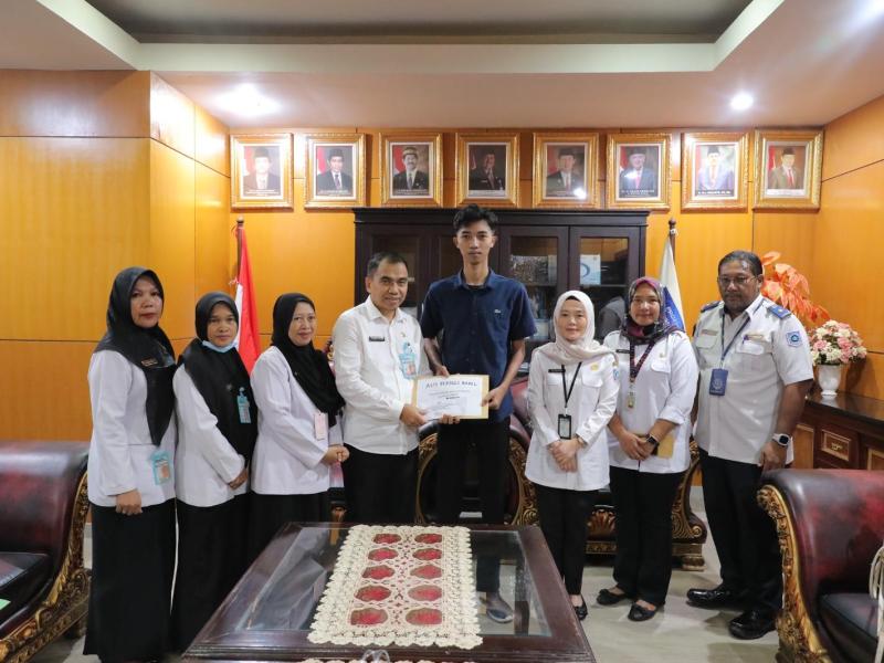 ASN Peduli dan KORPRI Berikan Santunan Rp10.030.000 ke Anak Alm. Agus Imawan