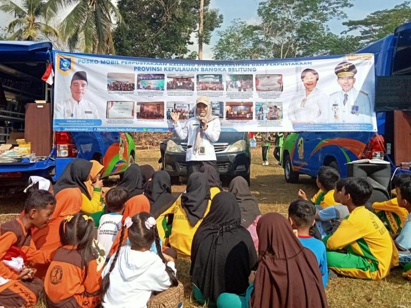 Dongeng Tim Pusling DKPUS Babel ‘Hipnotis’ Puluhan Anak TK-SD Desa Terap 