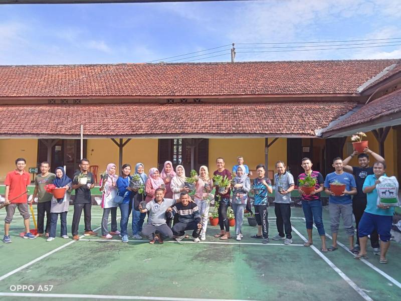 Tindak Lanjut Instruksi Pj Gubernur, Pegawai DKPUS Tanam Sayur dan Apotek Hidup di Pekarangan Kantor 