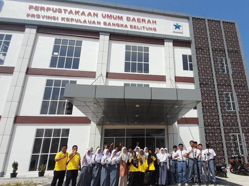Puluhan Siswa dan Guru SMKN 1 Kelapa Studi Tiru ke Perpusprov Babel