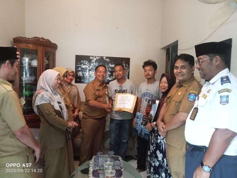 Keluarga Alm. Nursinta dan Susanti Terima Santunan dari ASN Peduli Babel 