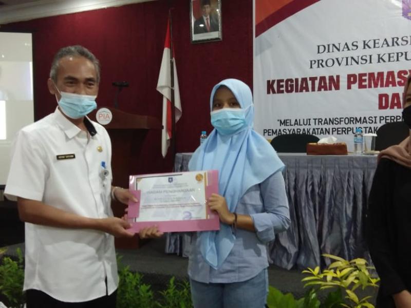 Tiga Pengunjung Perpustakaan Provinsi Babel Terima Piagam Penghargaan