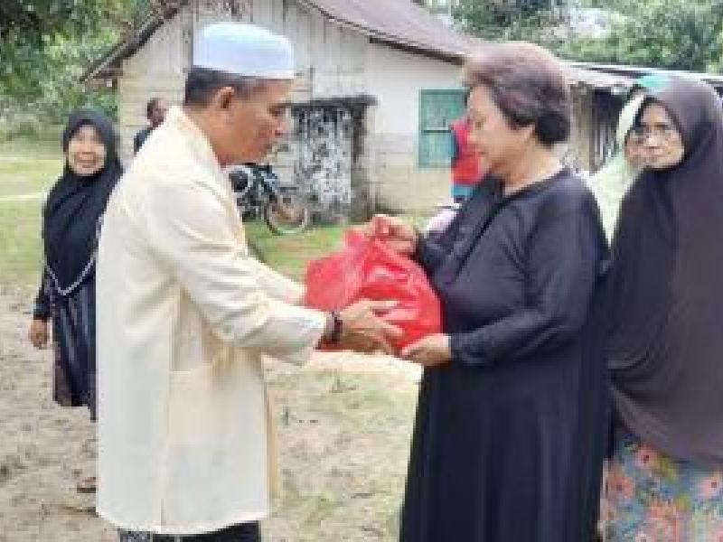 Peduli Kaum Dhuafa, Rakhmadi Sasar Desa Lalang Jaya