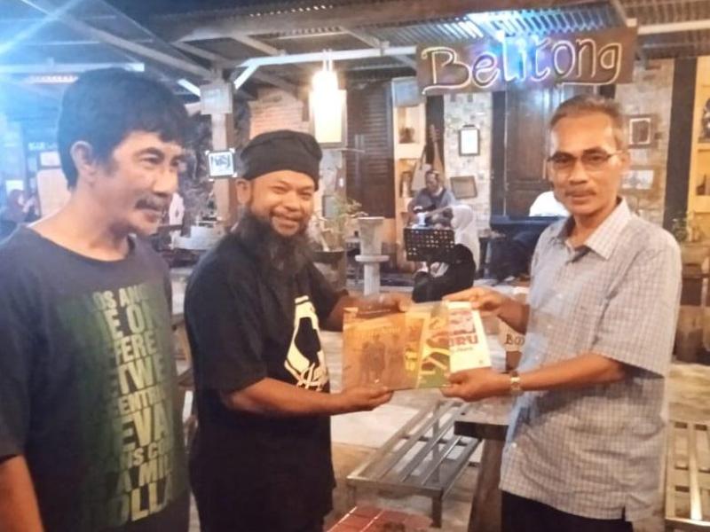 Asyraf Sumbang Buku Cerita Rakyat ke Pojok Baca Café Janggut Belitung