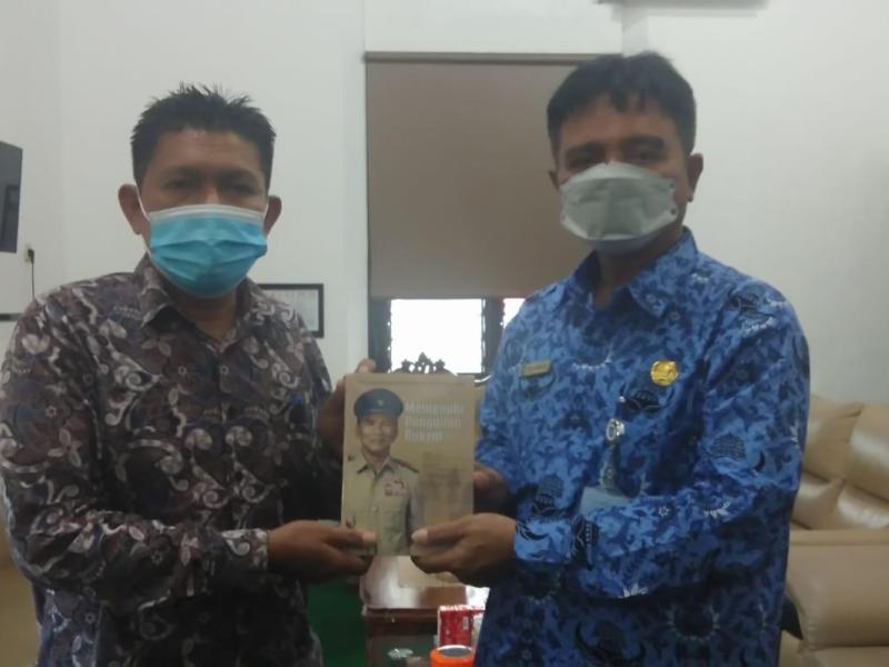 Kepala DKPUS Rakhmadi Terima Buku “Kiprah dan Kenangan Sosok Hanandjoeddin”