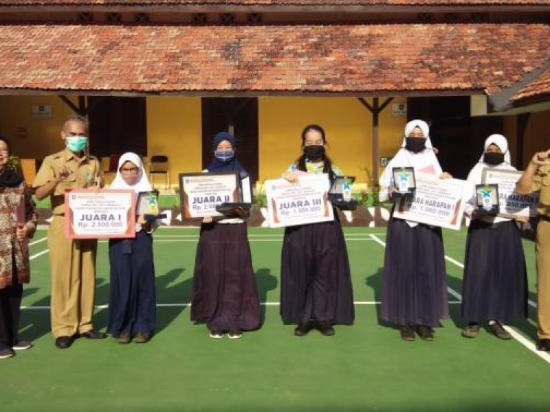 Cahaya Anggela, the 1st Winner of Short Story Writing Competition of Province Level