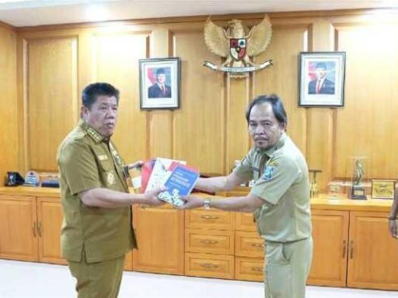Penyerahan Hibah Buku Dari Gubernur Provinsi Kepulauan Bangka Belitung Kepada DKPUS Babel