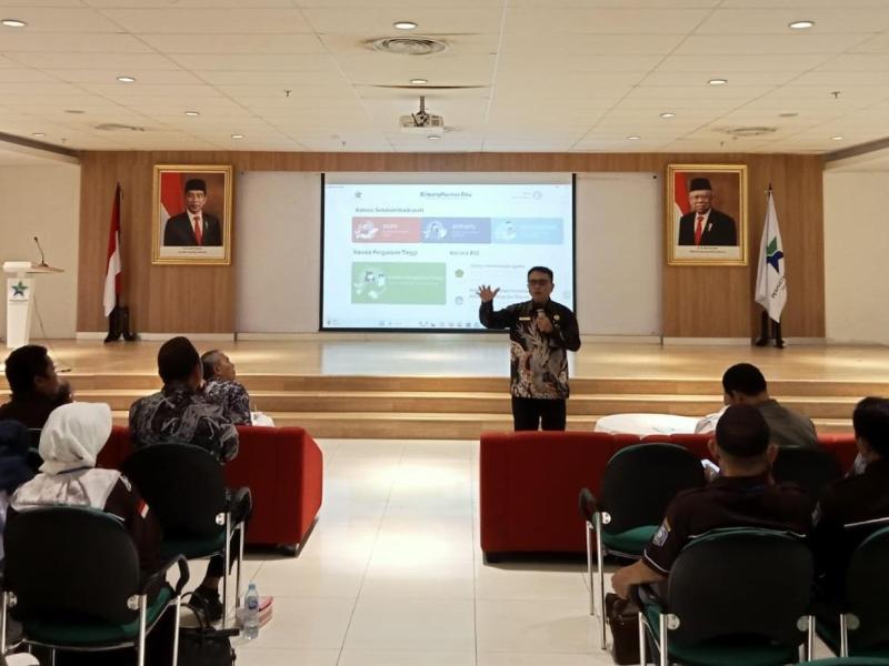 Kepala DKPUS Babel Rakhmadi saat memberikan pengarahan kepada Kepala SMA/SMK/MA se-Babel dalam Studi Komparatif Perpustakaan di Perpusnas RI, 7 Juli 2023.