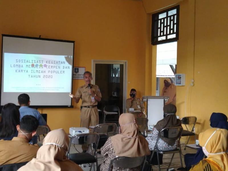 Kepala DKPUS Babel Dr Asyraf Suryadin memberikan pengarahan terkait Lomba Menulis Cerpen dan Karya Ilmiah Populer kepada Guru, Selasa 11 Agt 2020.