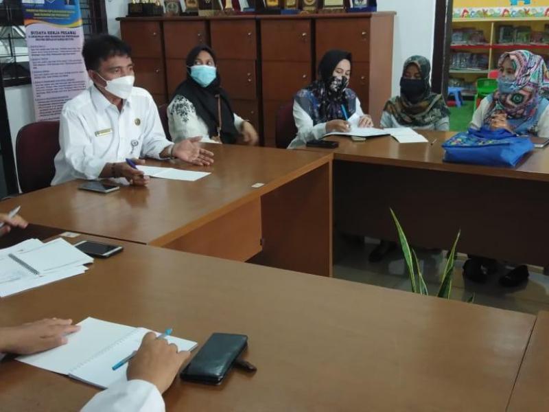 Rakhmadi Kepala DKPUS Babel memberikan pengarahan kepada Arsiparis DKPUS Babel, Rabu 9 Juni 2021 di Ruang Rapat DKPUS Babel.