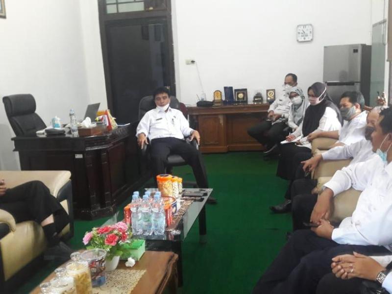 Rakhmadi Kepala DKPUS Babel menerima kunjungan Kepala DPK Pangkalpinang, 9 Juni 2021 di Ruang Kerja Kepala DKPUS Babel.