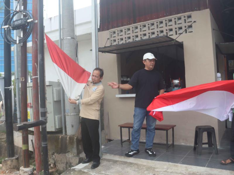Sambut Hari Kemerdekaan RI ke-80, Plt. Kepala DKPUS Babel Laksanakan Pembagian Bendera Merah Putih Gratis Untuk Masyarakat
