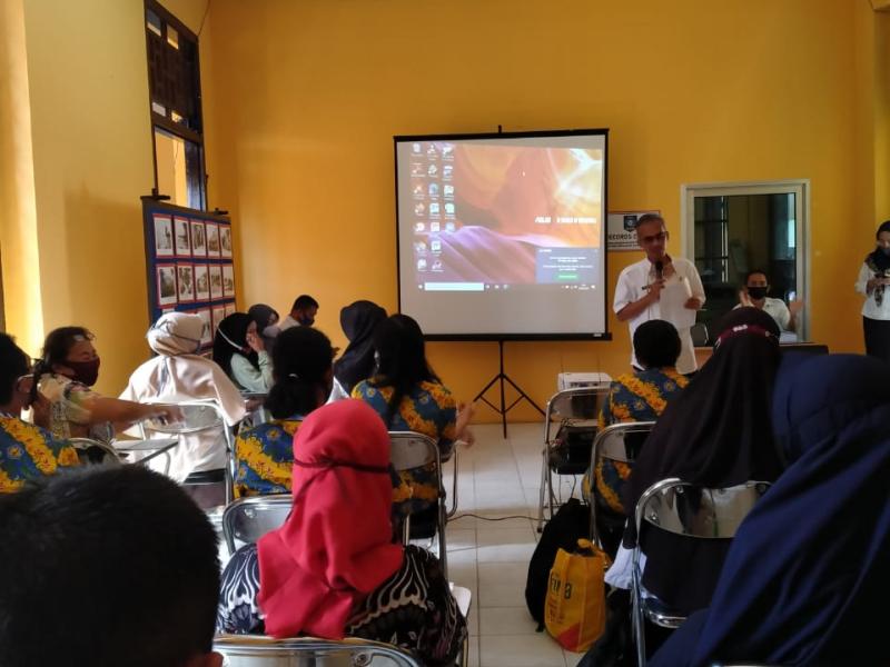 Kepala DKPUS Babel Dr Asyraf Suyadin memberikan pembekalan akreditasi perpustakaan sekolah dan perguruan tinggi, Rabu 12 Agt 2020.