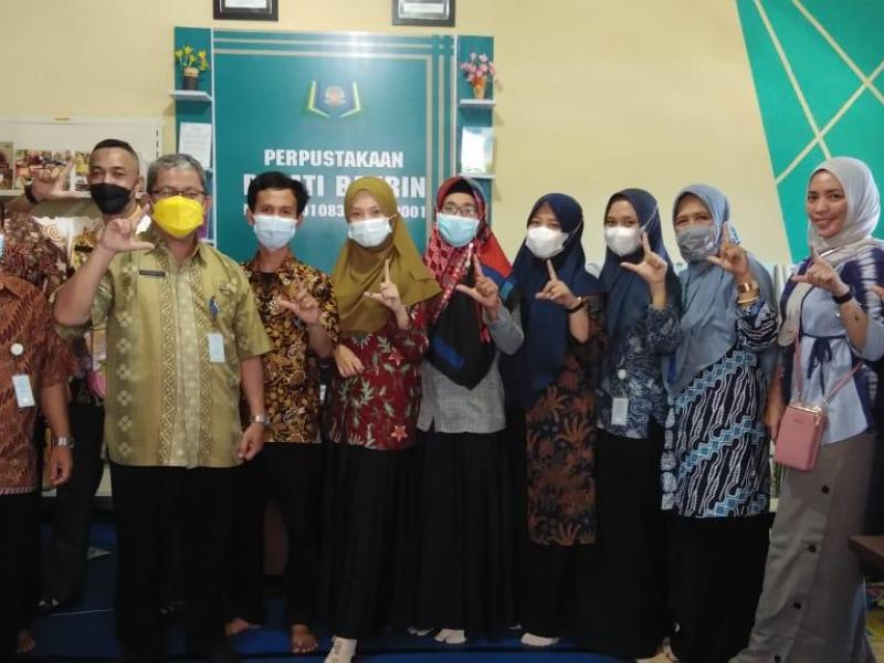 Tim Juri Lomba Perpusdes Tingkat Prov. Kep. Babel foto bersama disela penilaian Perpusdes Kimak, 3 Juni 2021