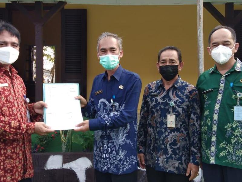 Sertijab Kepala DKPUS Babel dari Asyraf Suryadin kepada Rakhmadi, Kamis 3 Juni 2021 di Halaman Tengah Kantor DKPUS Babel.