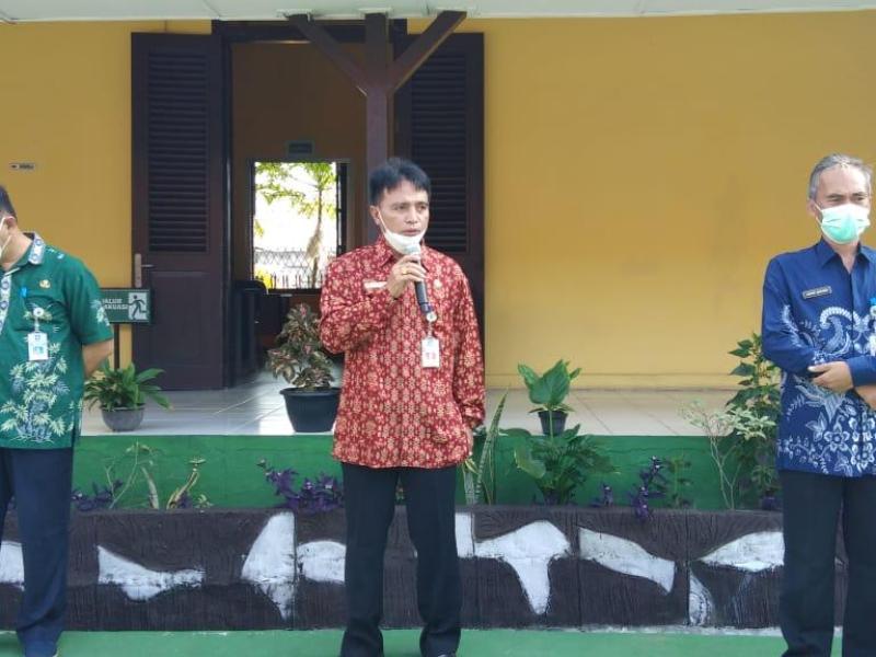 Rakhmadi menyampaikan pesan saat Sertijab Kepala DKPUS Babel di Halaman Tengah Kantor DKPUS Babel, 3 Juni 2021.