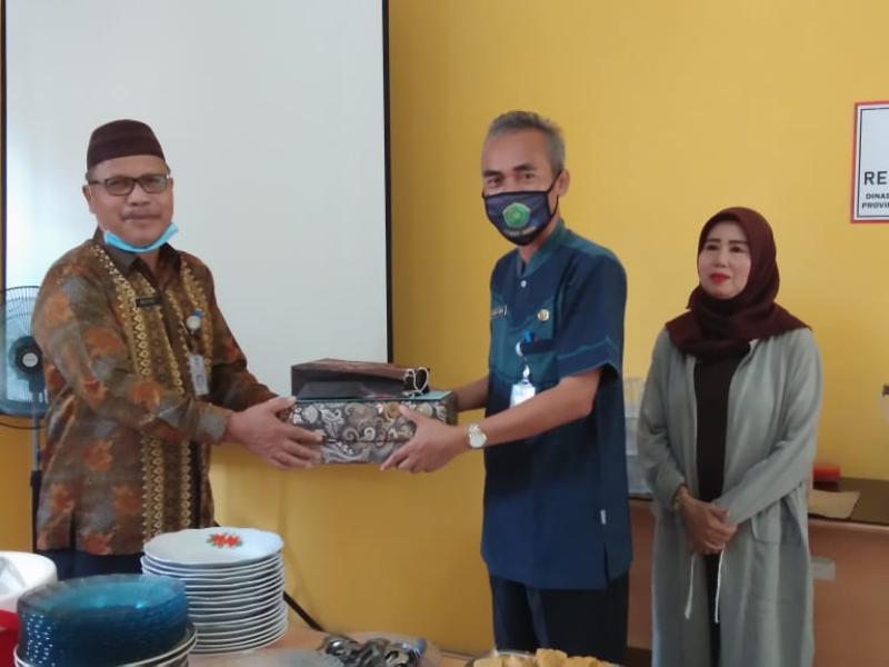 Kepala DKPUS Babel Dr Asyraf Suryadin menyerahkan kenang kenangan kepada Sekdis DKPUS yang akan memasuki Purna Tugas sebagai ASN.