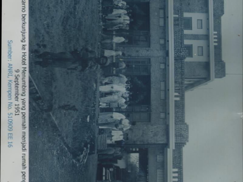 Rombongan Presiden Soekarno berkunjung ke Hotel Menumbing yang pernah menjadi rumah pengasingan Moehammad Hatta, 9 September 1951
