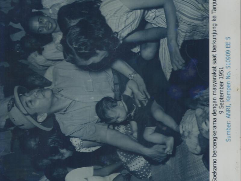 Presiden Soekarno bercengkerama dengan masyarakat saat kunjungannya ke Pantai Tanjung Kalian di Muntok, pada tanggal 9 September 1951