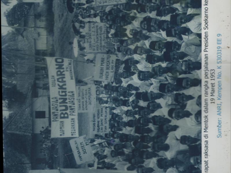 Rapat Raksasa di Muntok pada saat kunjungan Presiden Soekarno dan rombongan ke Bangka, pada tanggal 19 Maret 1953