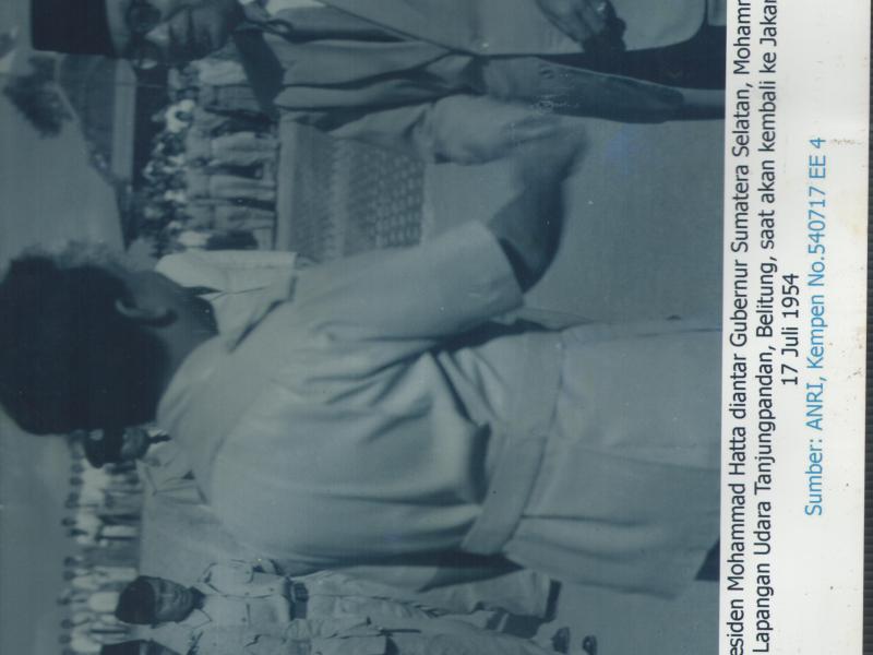 Wakil Presiden Mohammad Hatta diantar Gubernur Sumatera Selatan Mohammad Isa ke Lapangan Udara Tanjungpandan, Belitung setelah kunjungan kerja nya dan akan kembali ke Jakarta, pada tanggal 17 Juli 1954