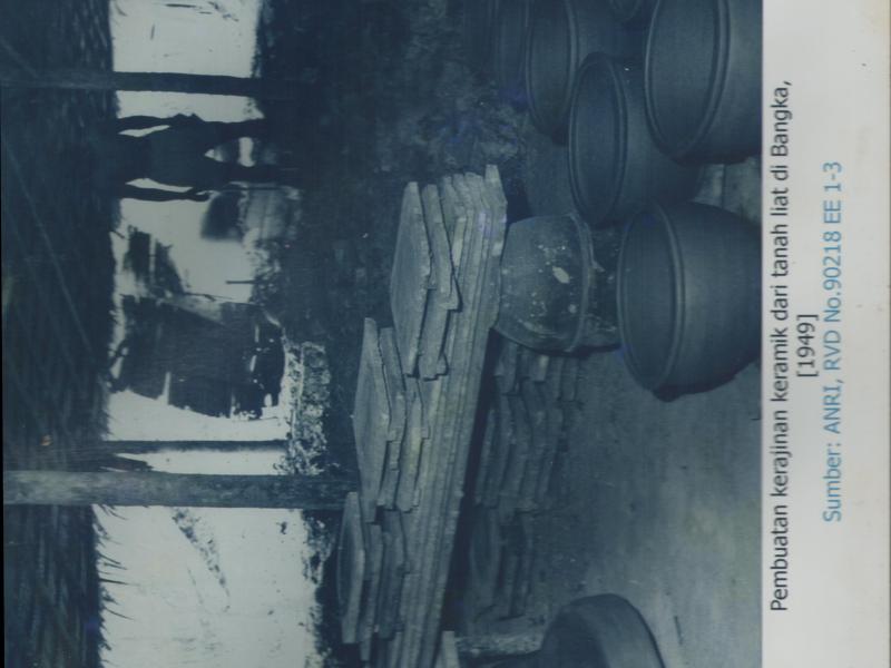 Pembuatan kerajinan keramik dari tanah liat di Bangka, tahun 1949