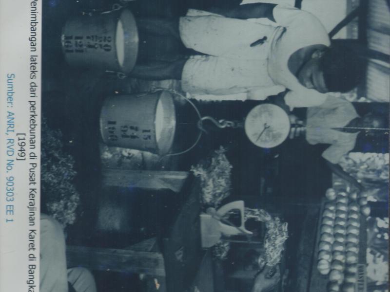 Penimbangan lateks dari perkebunan di pusat perkebunan karet di Bangka, tahun 1949