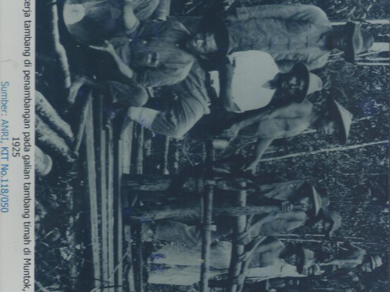 Para pekerja tambang di penambangan pada galian tambang timah di Muntok, Bangka, tahun 1925