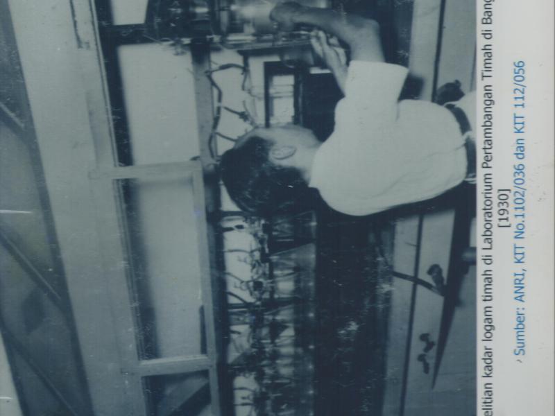 Para pekerja sedang melakukan penelitian kadar logam timah di laboratorium penambangan timah di Bangka, tahun 1930