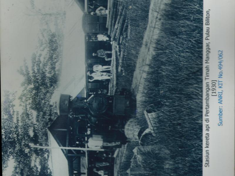 Stasiun kereta api di pertambangan timah Manggar, Pulau Biliton, tahun 1930