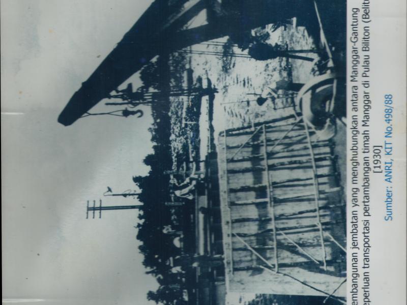 Pembangunan jembatan yang menghubungkan antara Manggar-Gantung untuk keperluan transportasi pertambangan timah Manggar di Pulau Biliton, tahun 1930