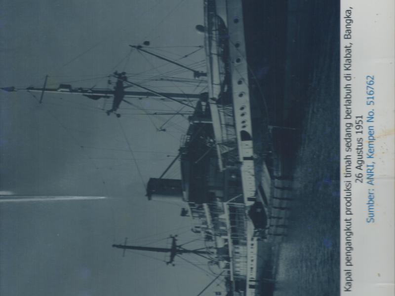 Kapal pengangkut produksi timah sedang berlabuh di Klabat, Bangka, tahun 1951